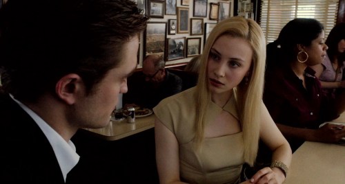 Pattinson conversando con Gadon en un bar