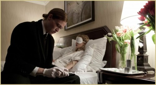 Caleb Landry Jones haciendo su trabajo en "Antiviral"