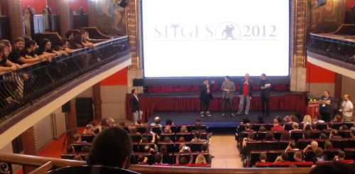 Iguchi & Co. presentando su último juguete.