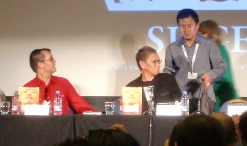 Acomodándose para la charla.