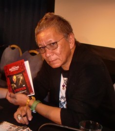 Miike, con una copia firmada de "Audition".