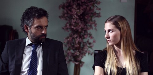 Pau Durà mira inquisidoramente a la protagonista.