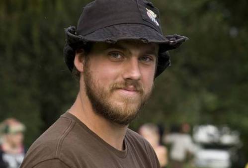 Mickle en un momento de relax en el set.