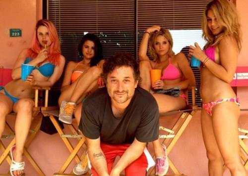 Korine entre bikinis en su último rodaje.