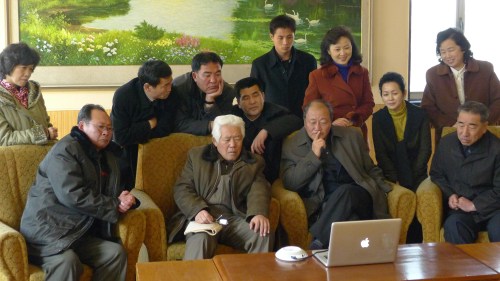 Norcoreanos y un Mac.